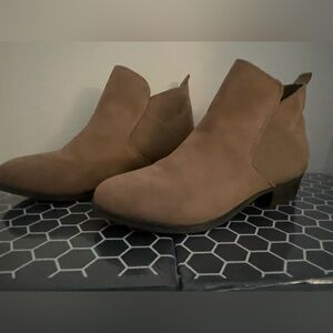 Women's brown suede short boots size 7